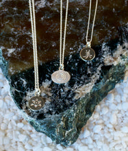 Load image into Gallery viewer, Round Flower Pendant